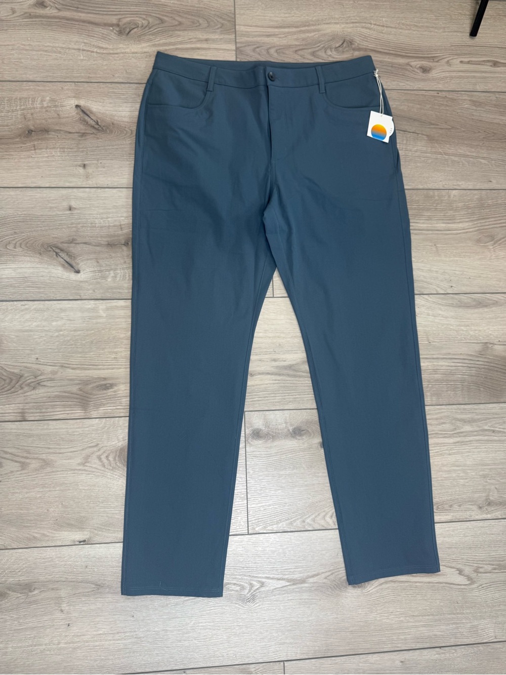 NWT Vuori Meta Pants 38x32 Men’s Blue Performance Stretch Golf Travel Pants